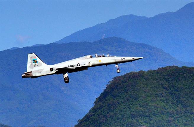 服役47年的F5系列战机，因「勇鹰」延后两年交机，延后汰除，今晨再传坠机、飞官殉职事故。（中时资料照 庄哲权摄）