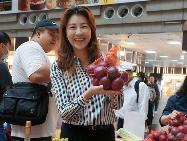 伊林娱乐副董事长陈婉若表示，国民党立委许淑华（左）符合模特儿标准。（图／摘自许淑华脸书）