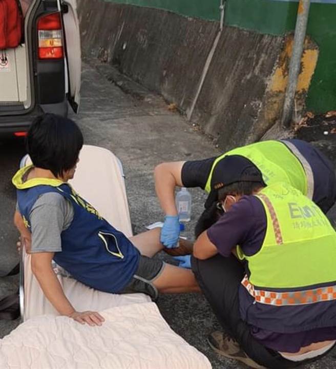 清晨带小柴犬出门运动的员林林厝里长萧富子遇野狗攻击狠咬，一脸惊恐坐上担架被119消防救护车送医检伤包扎。（摘自脸书／谢琼云彰化传真）