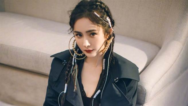 杨幂超大耳饰一身黑 酷劲装扮「藏不住霸气长腿」（图／微博@杨幂）