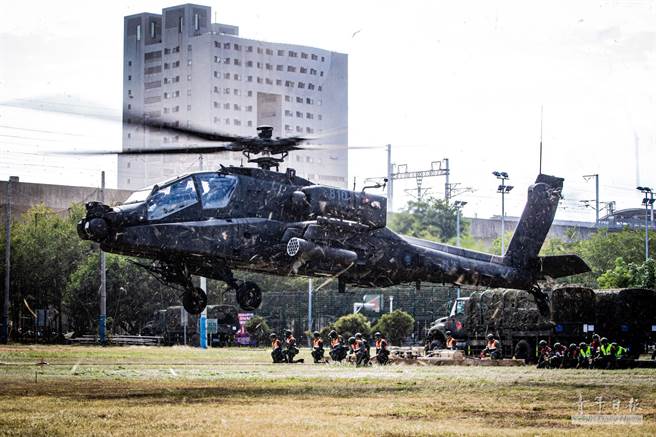 阿帕契攻擊直升機降新竹高鐵站旁 首次準備進行熱掛彈熱加油。(青年日報提供)