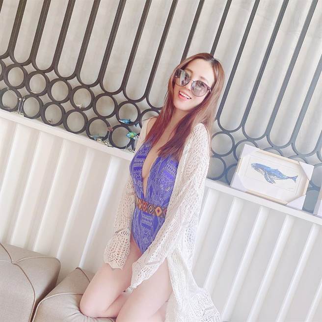 久违穿上泳装大放送。（图/翻摄自爱雅IG）