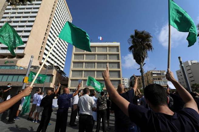 马克宏日前矢言绝不放弃讽刺漫画，引发伊斯兰世界的抗议。图为民眾聚集在特拉维夫法国使馆外抗议马克宏言论。(图/路透社)