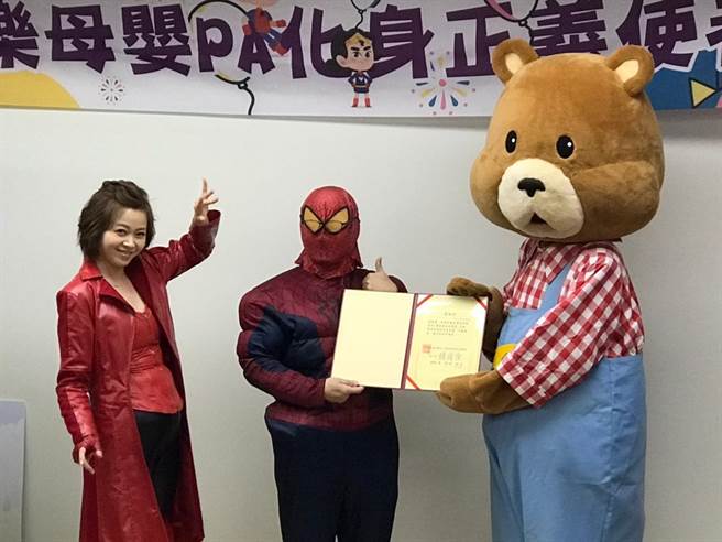 基隆长庚万圣节活动，左起玮瑜姐姐、副院长洪明瑞、Happy熊。（民视提供）