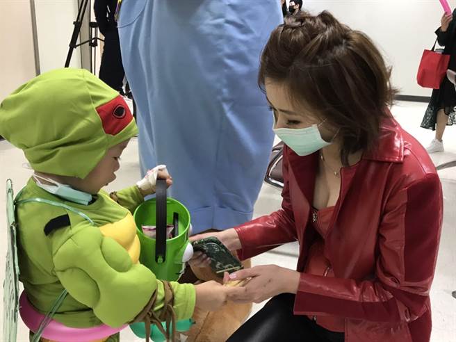 玮瑜姐姐送饼乾给院童。（民视提供）