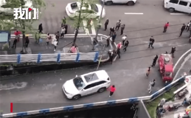 路人狂捡钱(图片取自微博)