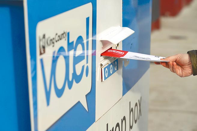 川普27日再度批评美国选举制度，称花费额外时间计算数千万张邮寄选票是「不恰当」之举。（美联社）