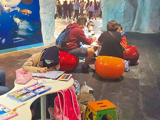 屏东海生馆限定展「企鹅不太乖也很好」推出一系列活动，邀请大小朋友在企鹅缸旁绘画反应最热烈。（谢佳潾摄）