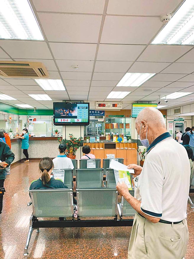 郵局辦理業務，完善呈現台灣慢生活。（作者提供）