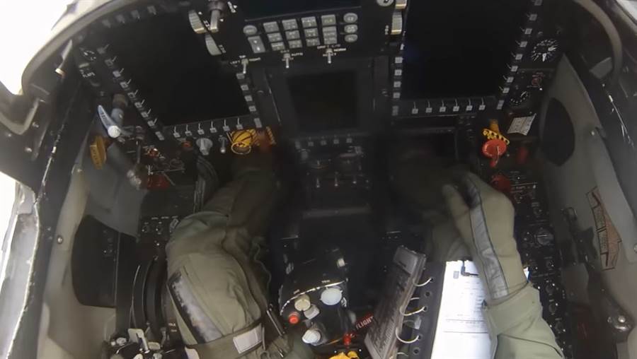 Brazil's F-5M already has several multifunction meters.  (Photo / youtbue)