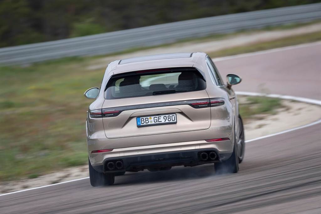 Porsche新年式Cayenne E-Hybrid車型增加更多的純電行駛里程 並修改了充電策略