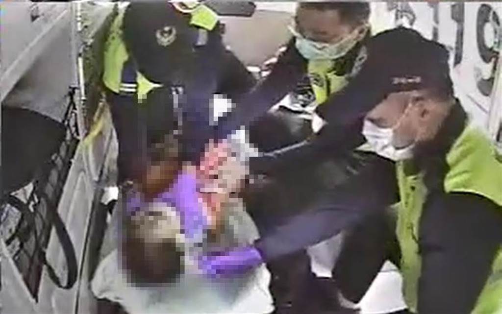 新竹縣一男童從高處墜落，緊急送醫急救中。（翻攝照片／莊旻靜新竹傳真）

