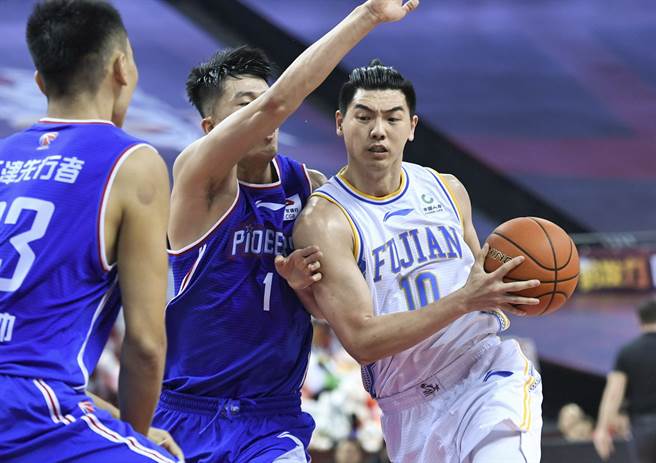 福建前锋胡珑贸(右)在29日攻下本季新高13分。(新华社)