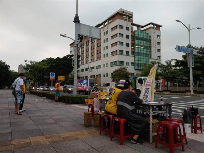 10月29日罢捷摊位现场。（图／取自脸书「罢免黄捷-凤山清捷行动本部」）