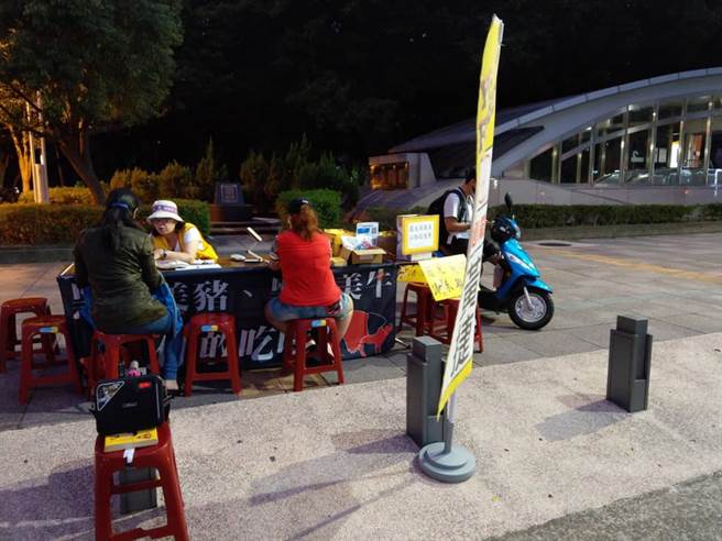 10月29日罢捷摊位现场。（图／取自脸书「罢免黄捷-凤山清捷行动本部」）