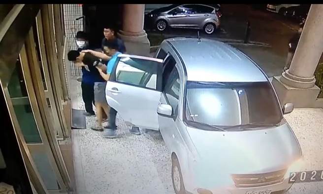 犯下长荣大学女大生掳杀案的梁嫌遭警方逮捕。（曹婷婷摄）