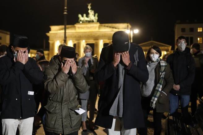 法国29日惊爆一日连3次恐攻，但此时马来西亚前首相马哈地却发推文表示，穆斯林有权「杀害数百万法国人民」，引起眾怒。图为在人民聚集在法驻德大使馆前哀悼遭恐攻罹难的法国人。（美联社）