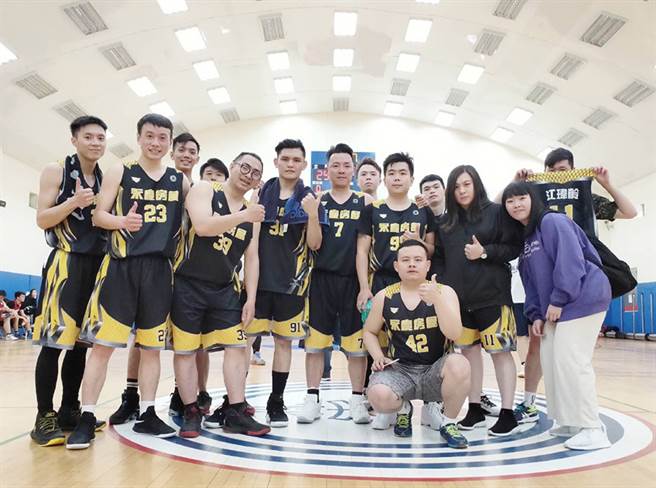 何立诚(图前左一)和同事感情相当好，不仅工作上团队合作，下班后还会组队运动。(图/业者提供)