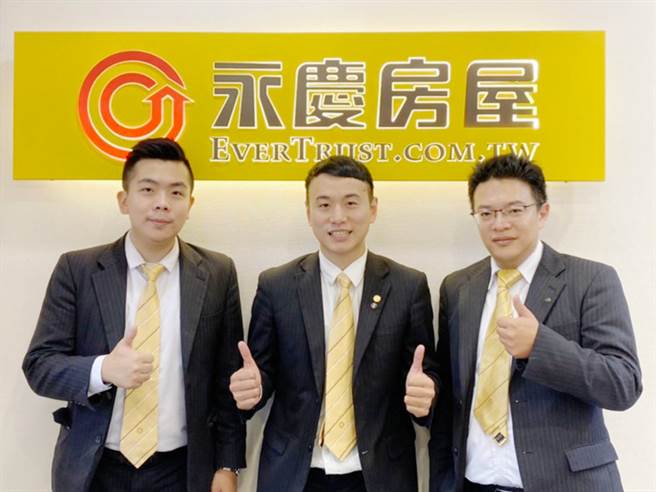 何立诚加入永庆房屋后，感谢师父陈冠甫(图左)与店长刘哲齐(图右)的指导，帮助他实现人生理想。(图/业者提供)