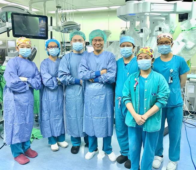 欧宴泉副院长表示，除了採用免疫治疗代替化学治疗，也将达文西机械手臂技术引入膀胱癌治疗，膀胱切除和人工膀胱的重建，都可以用微创手术来完成。（童综合医院提供／陈淑娥台中传真）