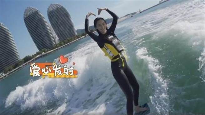 Angelababy对着镜头兴奋比心。（图/翻摄自微博）