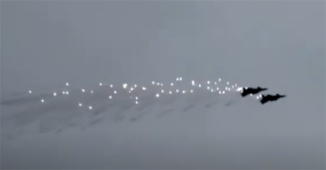 央视10月27日播出了歼-20双机编队抛洒干扰弹的影片。（央视）