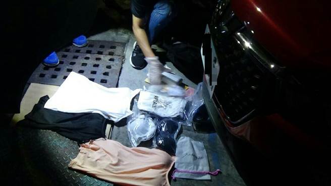 警方29日逮獲梁男後，在他運屍的車上搜出一大袋女用內衣褲。（警方提供／袁庭堯高雄傳真）