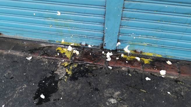 杀害女大生的梁嫌住家，遭一名男子「蛋洗」。（林雅惠摄）