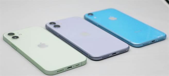 iPhone 12（綠色），與iPhone 11（紫色）、iPhone XR(藍色）對比。（黃慧雯攝）