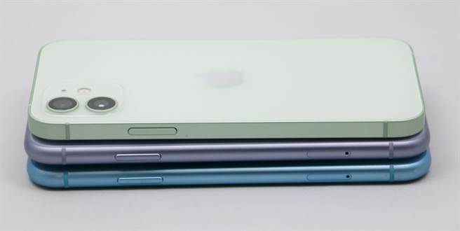 iPhone 12（綠色）、iPhone 11（紫色）、iPhone XR(藍色）右側對比。（黃慧雯攝）
