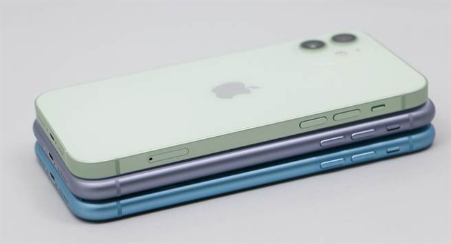 iPhone 12（綠色）、iPhone 11（紫色）、iPhone XR(藍色）左側對比。（黃慧雯攝）
