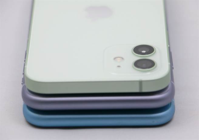 
iPhone 12（綠色）、iPhone 11（紫色）、iPhone XR(藍色）底部對比。（黃慧雯攝）
