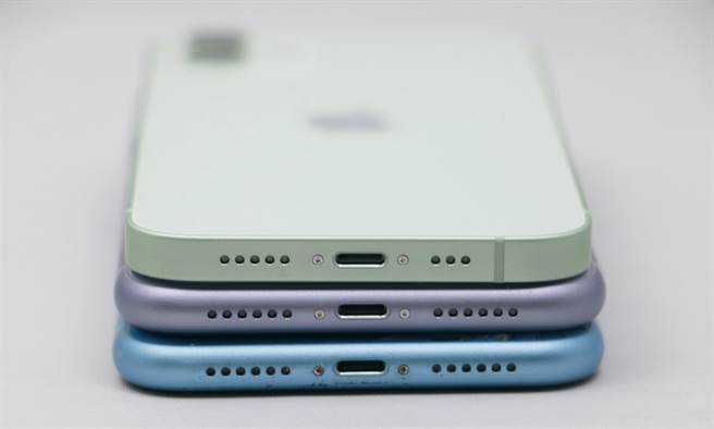 iPhone 12（綠色）、iPhone 11（紫色）、iPhone XR(藍色）底部對比。（黃慧雯攝）
