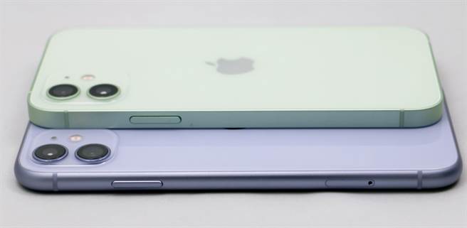 iPhone 12（綠色）、iPhone 11（紫色）對比。（黃慧雯攝）
