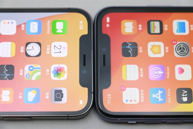 iPhone 12 Pro（左）與iPhone 11 TrueDepth相機位置對比。（黃慧雯攝）