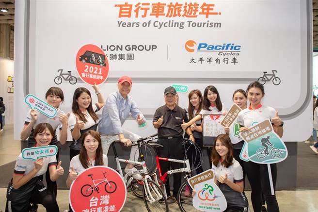 雄獅董事長王文傑、太平洋自行車董事長林正義攜手合作，與欣女孩們合影。（雄獅提供）
