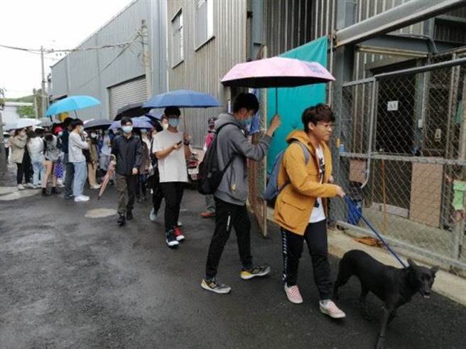 淡江大学教官林石麟日前带领75位学生至淡水动物之家志工服务（戴上容翻摄）