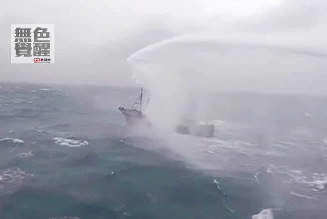 无色觉醒》赖岳谦：陆渔船赴澎湖避风！台派船舰水炮驱离？(图/截自海巡署舰队分署FB)