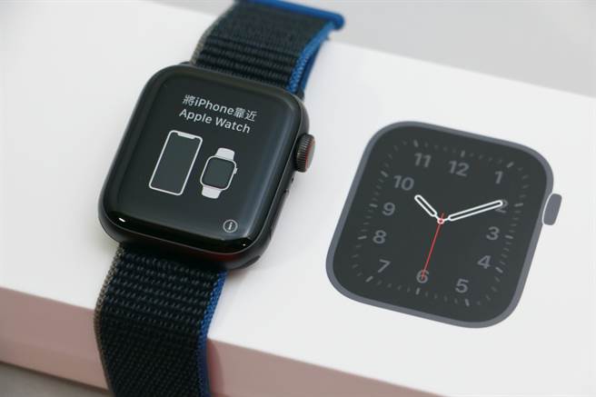Apple Watch SE正面。（黄慧雯摄）