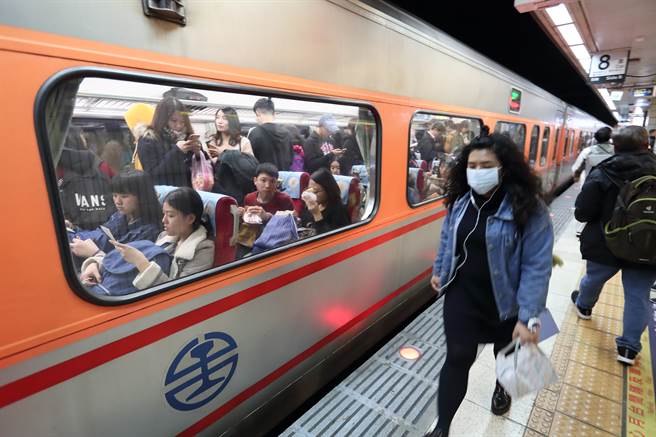 台鐡精选45列次自强号列车，推出早享6折+8折优惠方案。图为一班自强号火车驶入台北火车。（资料照片 郑任南摄）