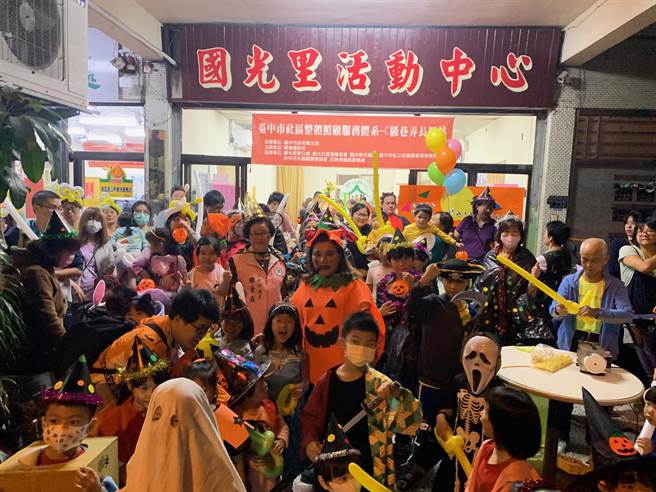 台中市南區國光里長陳雅惠30日晚間舉辦「萬聖節搗蛋逗陣行」活動，吸引約兩百位家長與小朋友盛裝打扮參加。（馮惠宜攝）