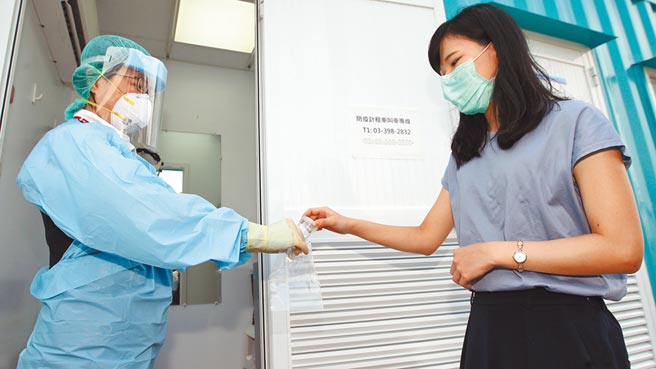 入台阴性证明 全球有1成国家做不到 指挥中心拟机场设採检站。图为桃园机场採检站内，1名旅客正在採集唾液检体。（本报资料照片）