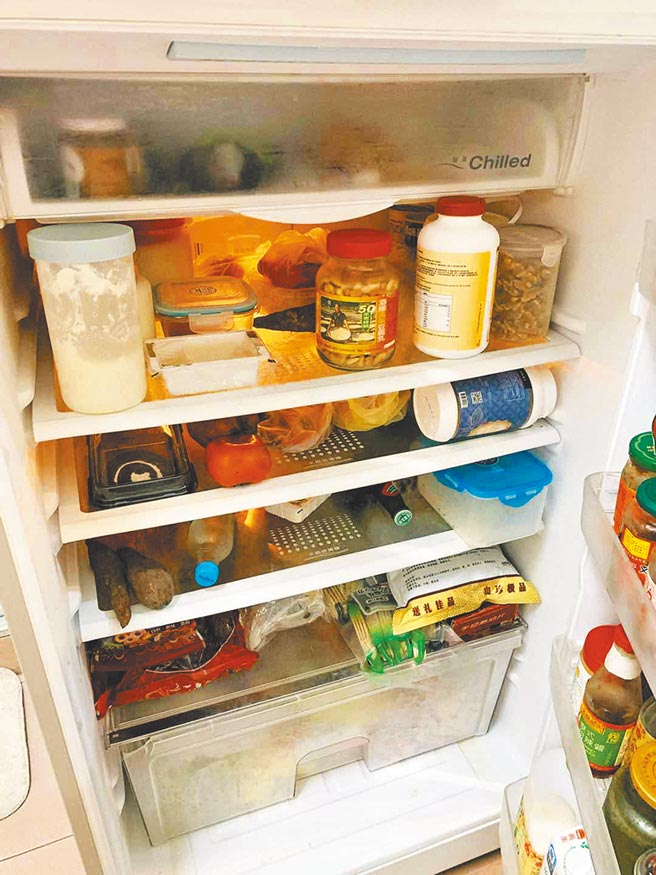冰箱放满食物，充满生活味。（作者提供）
