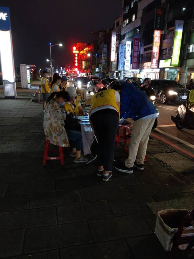 10月30日罷捷攤位現場。（圖／取自臉書「罷免黃捷-鳳山清捷行動本部」）