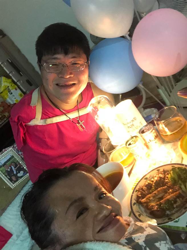 陳靜琪（30日）深夜po出與丈夫許世皇結婚1周年的浪漫燭光晚餐。（照片/翻攝 《琪妙皇室》粉絲團）