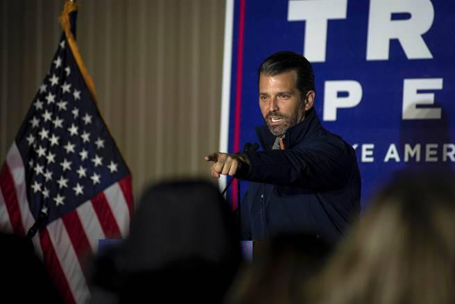 美國新冠確診30日突破9百萬，每日平均死亡人數也升至8百人。不過，美國總統兒子小唐納川普仍稱，新冠死亡人數「真的沒什麼」。