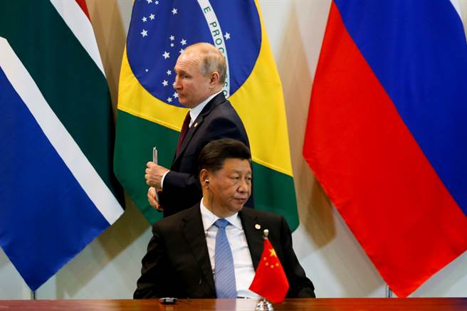 普钦(后)、习近平(前)在去年金砖国家峰会上。(路透资料照片)