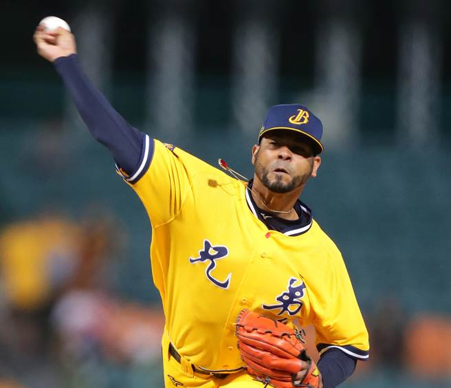 中信兄弟先发投手罗杰斯。（资料照／陈怡诚摄）