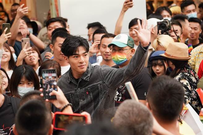 陈昊森来参加同志游行大受欢迎。（索尼影业提供）