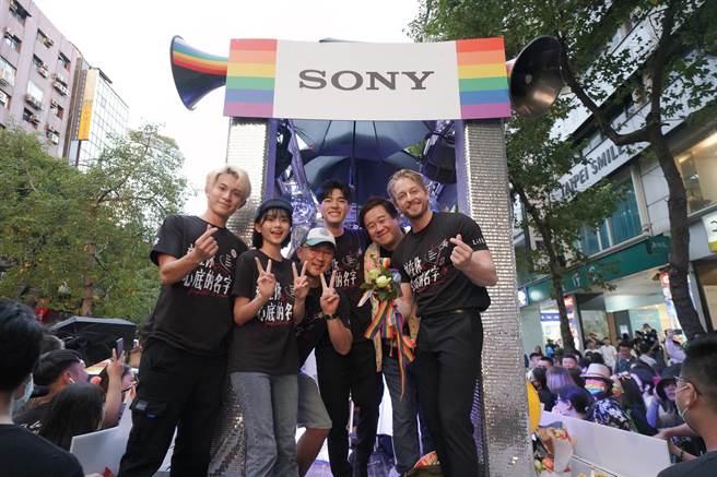 《刻在你心底的名字》剧组与民眾同乐。（索尼影业提供）